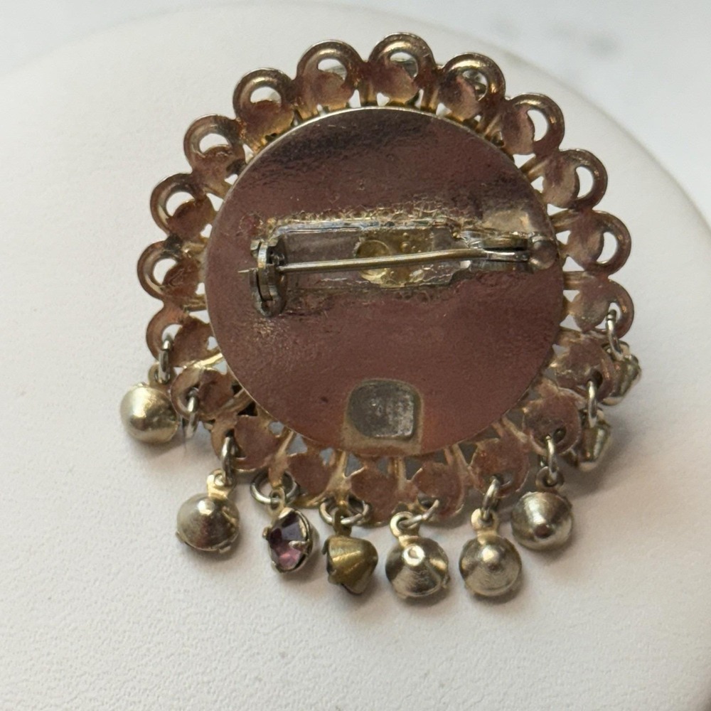 Vintage Purple Rhinestone Dangle Cha Cha Gold Tone Filigree Brooch Pin Scalloped - Picture 2 of 5